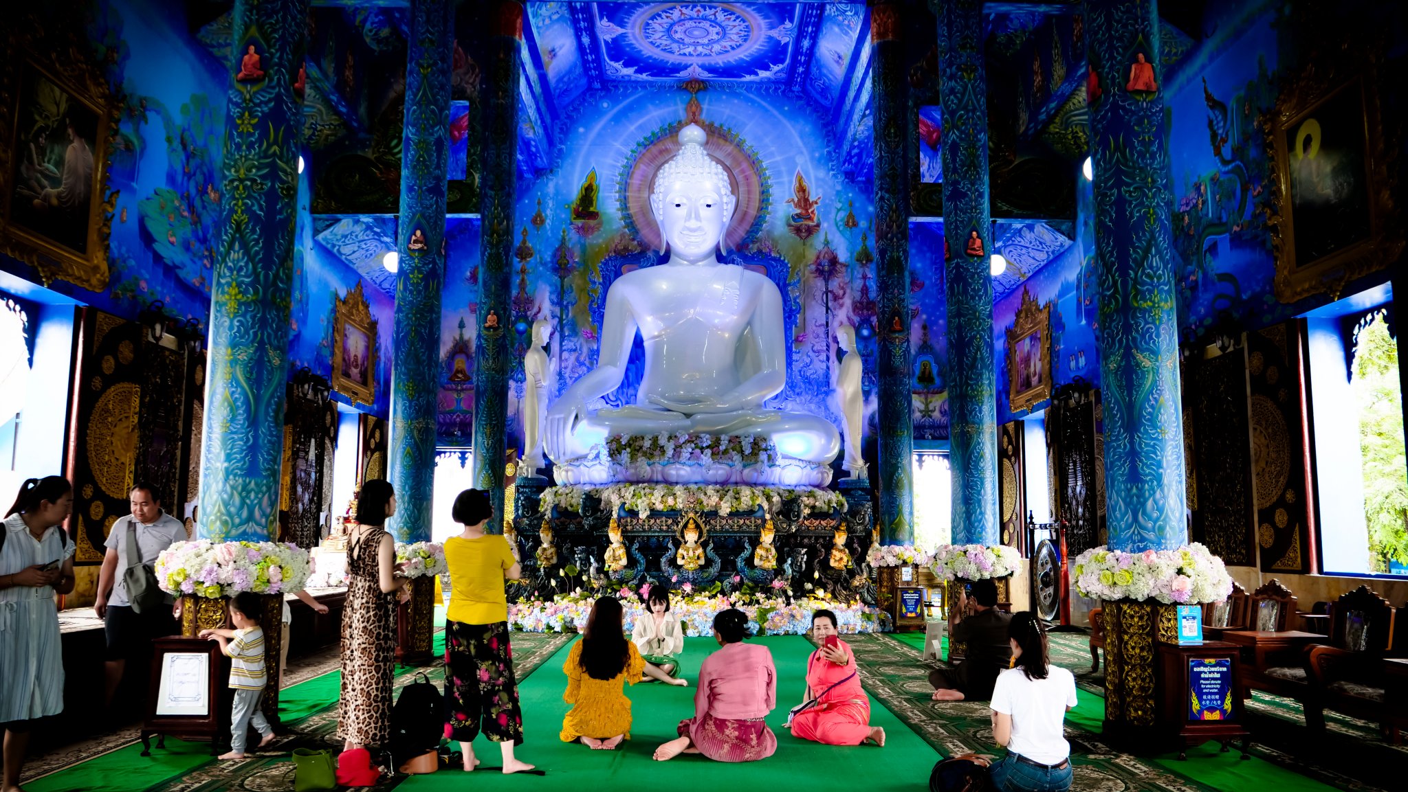 วัดร่องเสือเต้น บรรยากาศภายในพระอุโบสถ